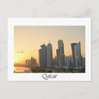 Atardecer sobre Doha, postal de texto blanco en Qa