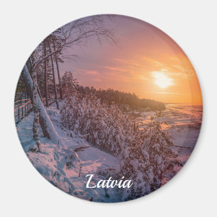 Atardecer sobre el imán de la costa del mar de nie