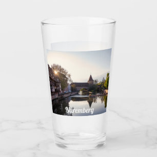 Atardecer sobre el viejo puente medieval en Nuremb