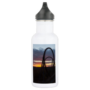 Atardecer sobre la botella de agua de incendios fo