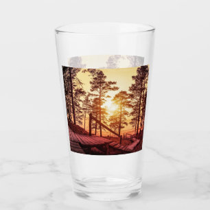 Atardecer sobre un sendero de madera en un bosque