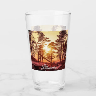 Atardecer sobre un sendero de madera en un bosque 
