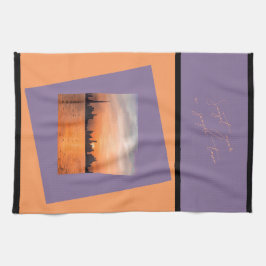 Atardecer sobre una ciudad costera - Toalla de art