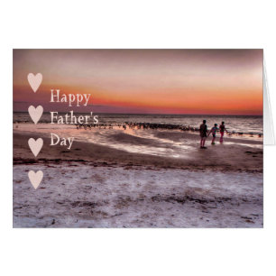 Atardecer y niños en la playa de la tarjeta del dí