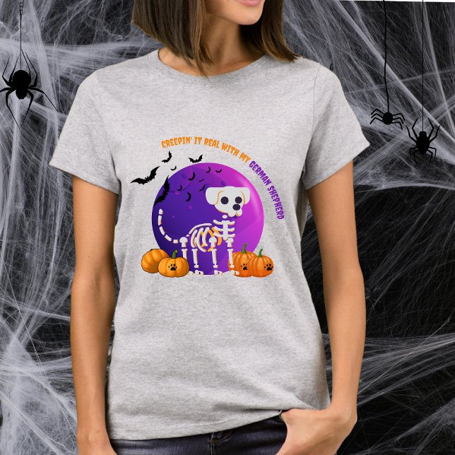 Aterrador pastor alemán Halloween camiseta de luna (Spooky Halloween t-shirt with a dog skeleton, full moon, pumpkins, bats, and your favorite dog breed)