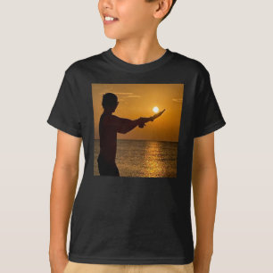 Atrapando la camiseta de las mujeres soleadas