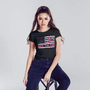 Atrás la camiseta rosa