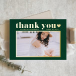 Audaz tipografía Graduación verde esmeralda gracia<br><div class="desc">Envíe gracias con esta tarjeta de agradecimiento a la graduación de la foto del personalizable. Presenta una tipografía retro audaz y un corazón sobre un fondo verde esmeralda. Esta tarjeta de agradecimiento para graduación de Relieve metalizado dorado es perfecta para cualquier tema de graduación. Personalice agregando su foto favorita. También...</div>