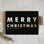 Audaz tipografía moderna Black Merry Christmas<br><div class="desc">Envíe a su familia y amigos sus saludos de Navidad con esta tarjeta de Navidades de personalizable negro y oro. Presenta una tipografía audaz. Personalice agregando sus detalles. Esta tarjeta de Navidades de Relieve metalizado dorado está disponible en otros colores de Relieve metalizado y material de cartón.</div>