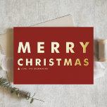 Audaz tipografía moderna, Navidad Feliz Roja<br><div class="desc">Envíe a su familia y amigos sus saludos de Navidad con esta tarjeta de Navidades de personalizable negro y oro. Presenta una tipografía audaz. Personalice agregando sus detalles. Esta tarjeta de Navidades de Relieve metalizado dorado está disponible en otros colores de Relieve metalizado y material de cartón.</div>