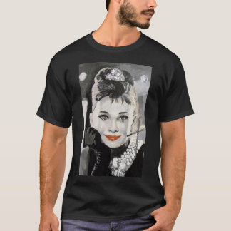 Audrey en el desayuno en la compañía de camisetas