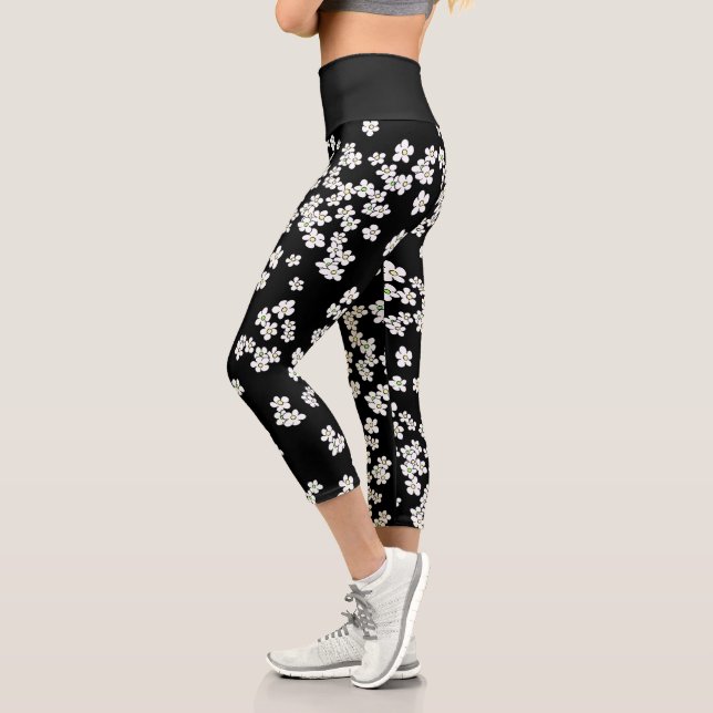 Aussie Black and White Daisies Capri Leggings (Izquierda)