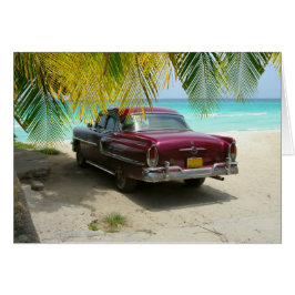 Auto antiguo en la playa de Cuba