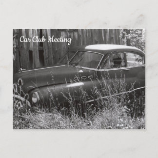 Auto viejo abandonado en una postal de campo