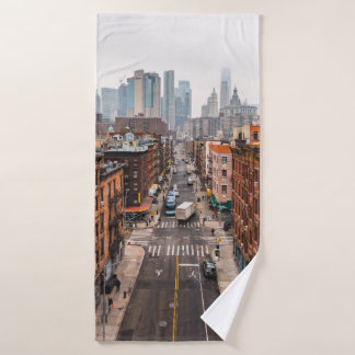 AUTOS EN LA CARRETERA ENTRE EDIFICIOS DE ALTO AUME