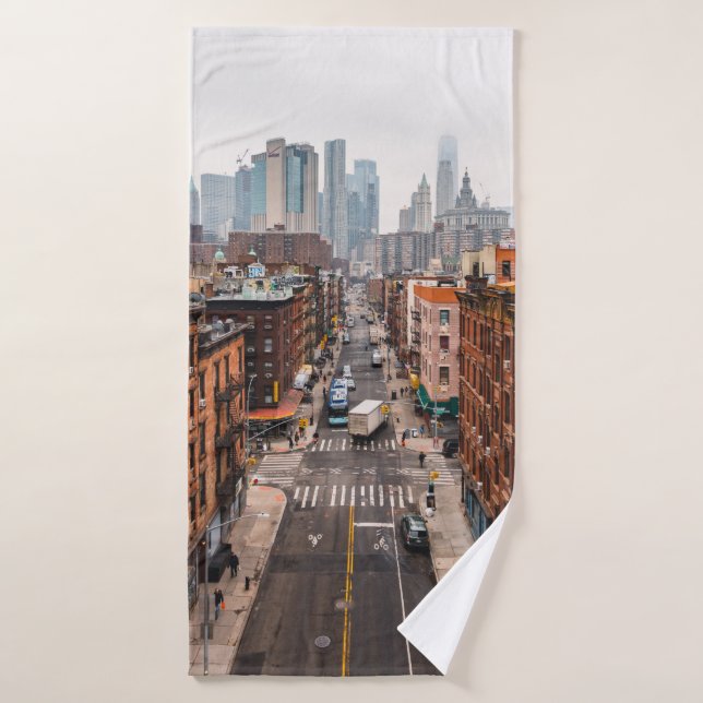 AUTOS EN LA CARRETERA ENTRE EDIFICIOS DE ALTO AUME (Toalla de baño)