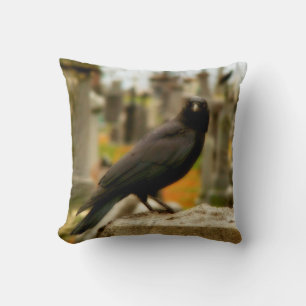 Ave Gótica En Cojín decorativo Caído