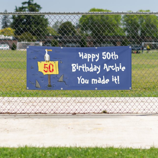 Ave marina divertida rodeada por una pancarta de t (In situ)