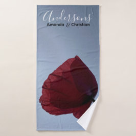 Ave roja cornualina personalizada con cielo gris