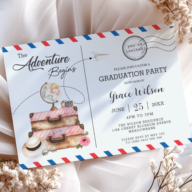Aventura para equipaje de postal comienza fiesta d (the adventure begins pink suitcases globe postcard style graduation party photograph invitation card)