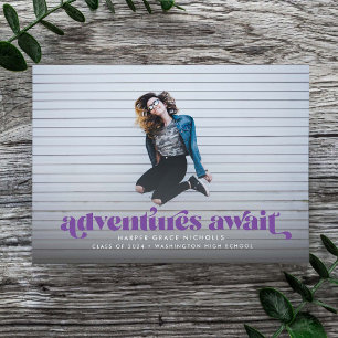Aventuras a la espera (púrpura) invitación a gradu