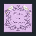 Aves amorosas: imán Boda morado/lavanda<br><div class="desc">Los imanes de 2"x2" Personalizados cuadrados están impresos en colores vivos y de alta calidad. Perfecto para invitaciones de bebé, recordatorios para guardar la fecha, regalos para la familia y amigos, o incluso grandes anuncios promocionales para cualquier negocio. Póngalos en su refrigerador, en su archivador, en su lavavajillas o en...</div>