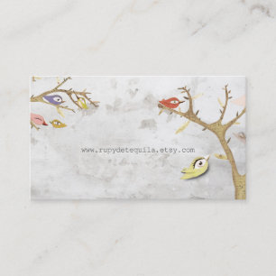 Aves con tarjetas de negocio en un árbol