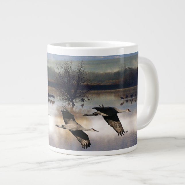 Aves de la grúa de Sandhill vuelan una enorme taza (Derecha)