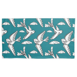Aves voladoras y fundas de almohada de nubes