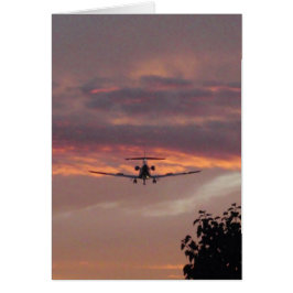 Avión comercial aterrizando al atardecer