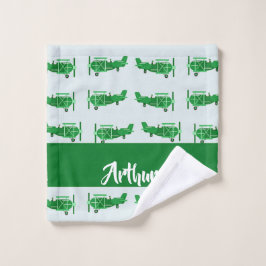 Aviones voladores verdes sobre azul