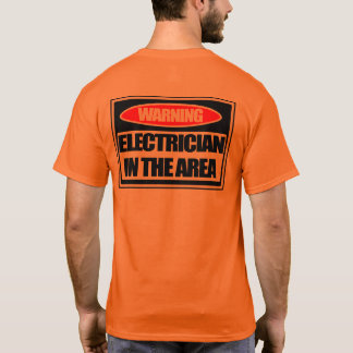 Aviso al electricista en la camiseta de seguridad