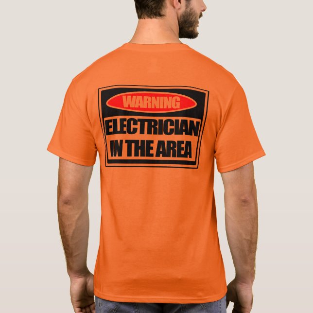 Aviso al electricista en la camiseta de seguridad  (Reverso)