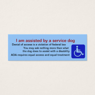 Ayudado por las tarjetas del perro del servicio