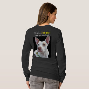 Ayudando a Amara a encontrar su camiseta de vuelta