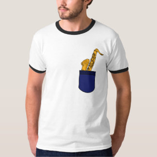 AZ- saxofón en una camisa del bolsillo