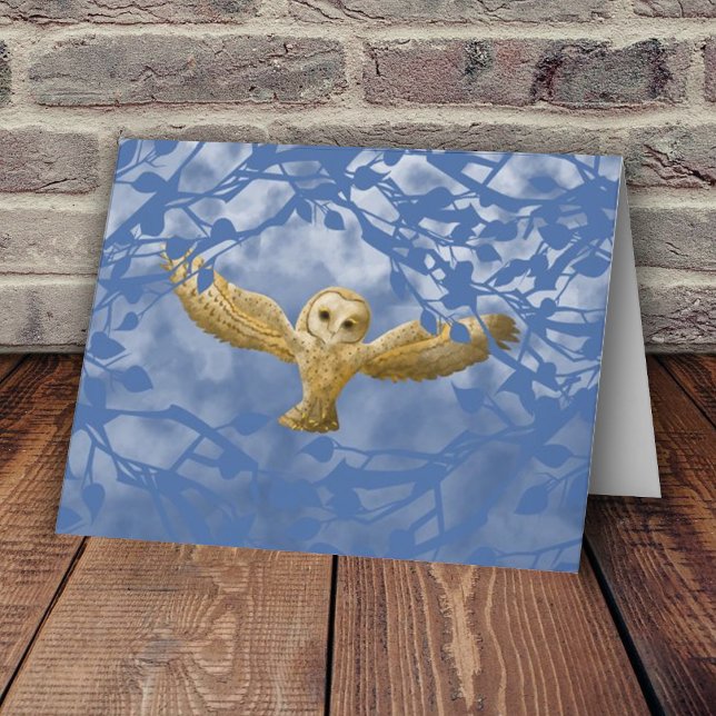 Azul, Búho Beige, Tarjeta de saludo simple en blan (Blue forest leaves golden beige  owl in flight blank note card, wise barn owl outstretched wings)