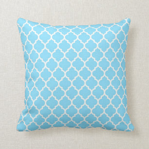 Azul de cielo - almohada blanca de Quatrefoil