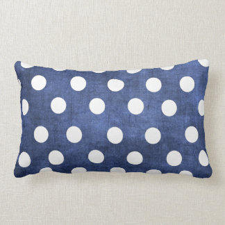Azul del dril de algodón con la almohada blanca