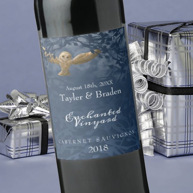 Azul lunar, búho, etiqueta de vino de alimentación (company Christmas logo wine labels, corporate holiday stickers, flying owl in flight, nighttime)