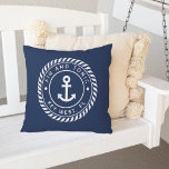 Azul Marino | Almohada exterior de topo y anclaje<br><div class="desc">Añada un toque personalizado fresco a su bote de pesca, velero, yate o bote de casa con esta almohada personalizada. El diseño náutico clásico en azul marino y blanco incluye el nombre del barco y el registro del barco curvado dentro de una insignia de logotipo de cuerda con un ilustracion...</div>