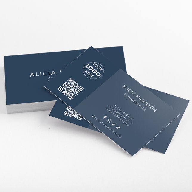Azul negrita | Tarjeta de visita moderna | Código  (A sleek blue minimalist business card design which features customisable QR Code & logo.)