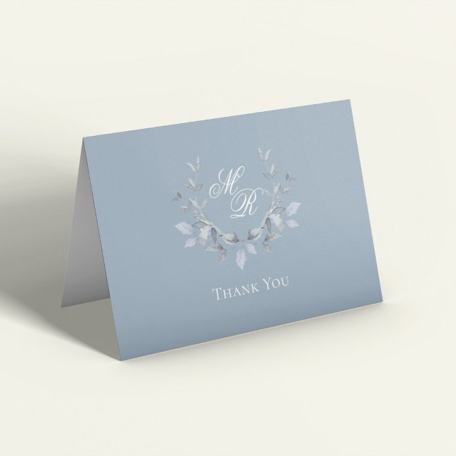Azul Polvoriento Agradecimiento de Boda en Letra d (Dusty blue horizontal wedding thank you card with elegant monogram and soft botanical wreath)
