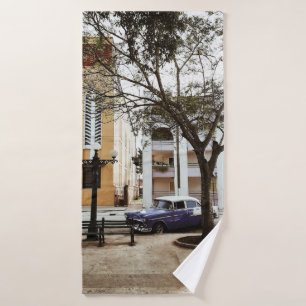 AZUL SEDAN ESTACIONADO CERCA DE EDIFICIO BLANCO