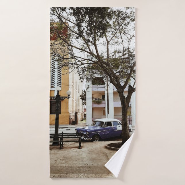 AZUL SEDAN ESTACIONADO CERCA DE EDIFICIO BLANCO (Toalla de baño)