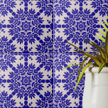 Azul y blanco Mediterráneo Azulejo Portugués<br><div class="desc">Este exquisito diseño cerámico decorativo muestra un cautivador patrón geométrico,  compuesto por unas preciosas formas azules colocadas sobre un fondo blanco inmaculado. Inspirándose en el encantador estilo mediterráneo de Azulejo,  esta vibrante creación le da un toque de elegancia a cualquier espacio.</div>