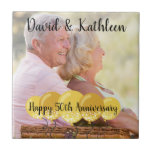 Azulejo 50 Aniversario de la foto personalizada Tile Trive<br><div class="desc">Crea un recuerdo duradero para conmemorar un evento especial con este trívet de cerámica festivo personalizado. Con sus ilustraciones de globos fiestas de color dorado, es perfecto para un regalo de 50 años. Sube tu propia foto, introduce tu texto personalizado y estás listo para ir! ¿Arrojando a un fiesta del...</div>