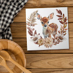 Azulejo Adorable Deer Fawn Wreath Otoño<br><div class="desc">En el centro de una corona floral y de hojas de otoño de bonito,  en tonos marrón canela,  tostado y crema,  se encuentra un bonito retrato de un adorable peinado de ciervo. El peón todavía tiene puntos blancos en la espalda. Todo está colocado sobre un fondo blanco.</div>