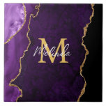 Azulejo Agitación de mármol morado y dorado<br><div class="desc">Esta baldosa presenta un elegante y glamuroso fondo de mármol de ágata con detalles de piedra de gema geodésica y falsos acentos purpurinas de oro. El monograma combina el guión manuscrito y las fuentes sans serif modernas para un aspecto elegante y sofisticado. Esto hará el regalo ideal ya que se...</div>