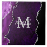 Azulejo Agitación de mármol morado y plateado<br><div class="desc">Esta baldosa presenta un elegante y glamuroso fondo de mármol de ágata con detalles de gemas geométricas y falsos acentos purpurinas de plata. El monograma combina el guión manuscrito y las fuentes sans serif modernas para un aspecto elegante y sofisticado. Esto hará el regalo ideal ya que se puede personalizar...</div>